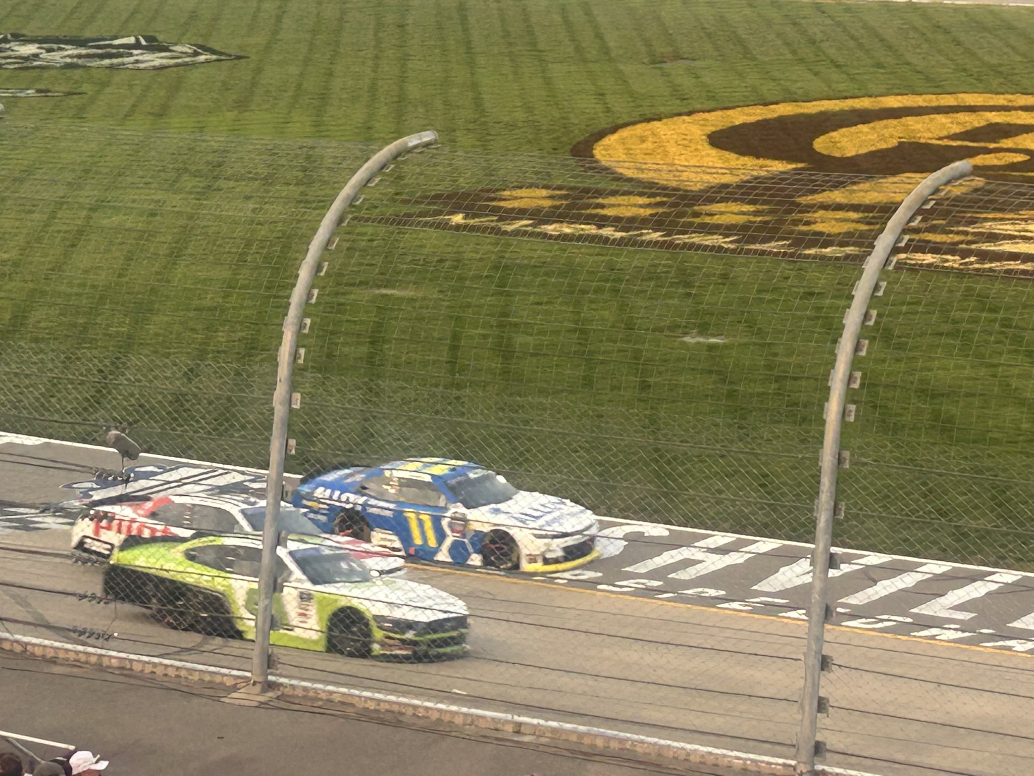 Sammy Smith goes three-wide!